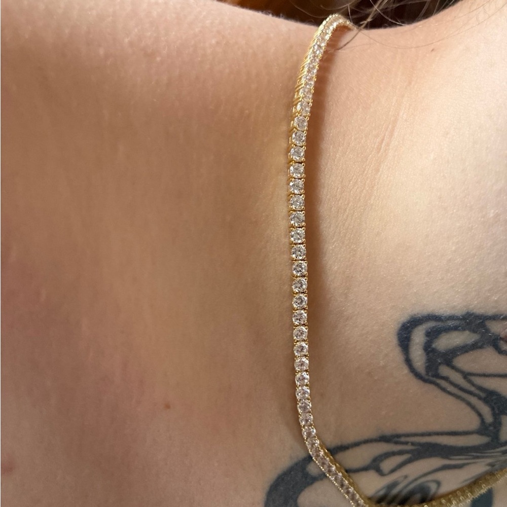 This is a white gold diamond moissanite
and the other is the same but gold - Picture 5 of 5